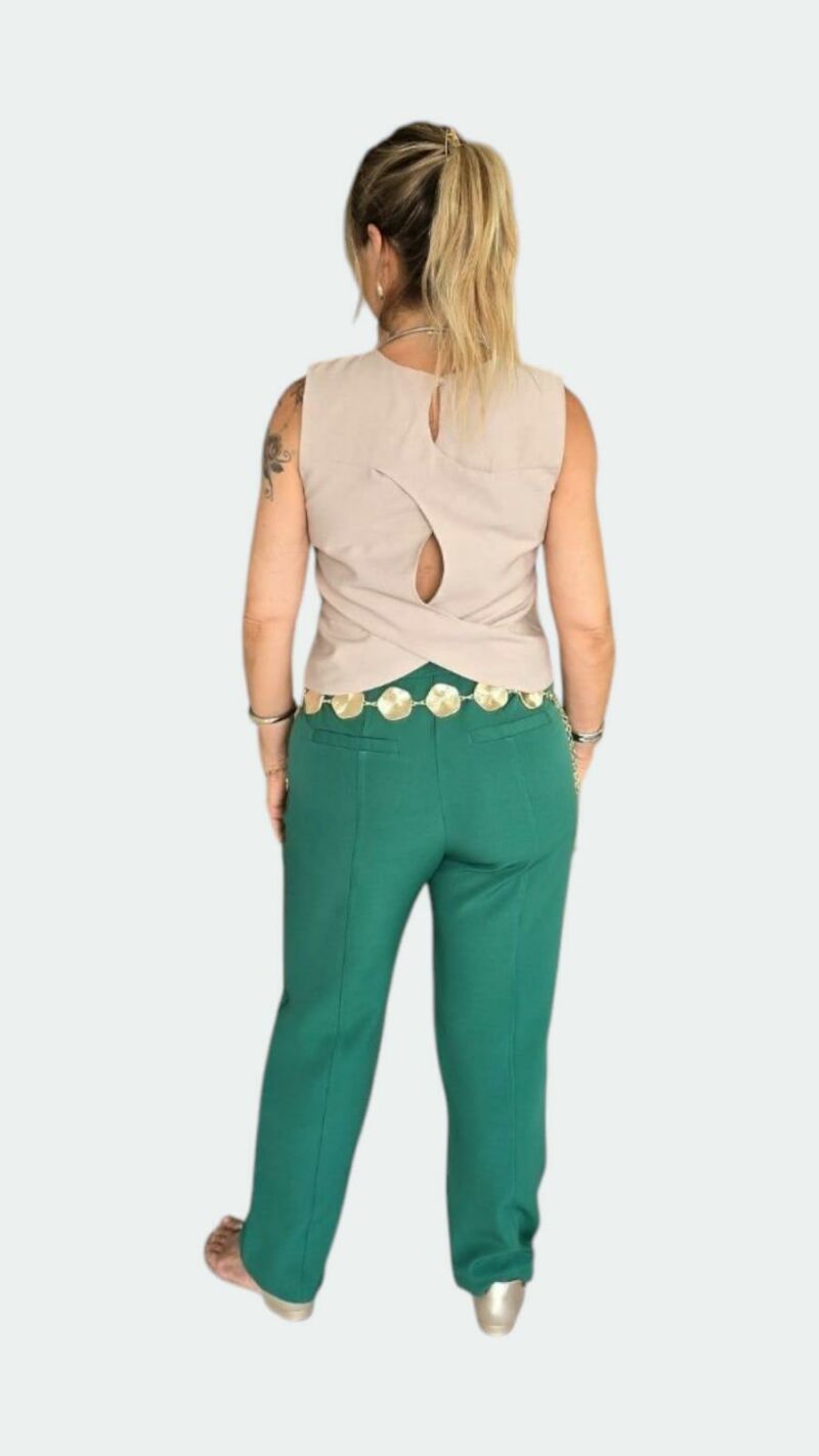 Imagem de Regata Bege Feminina de Viscose com Alça Grossa, Decote Canoa e Recorte Transpassado nas Costas – Conforto, Estilo e Leveza